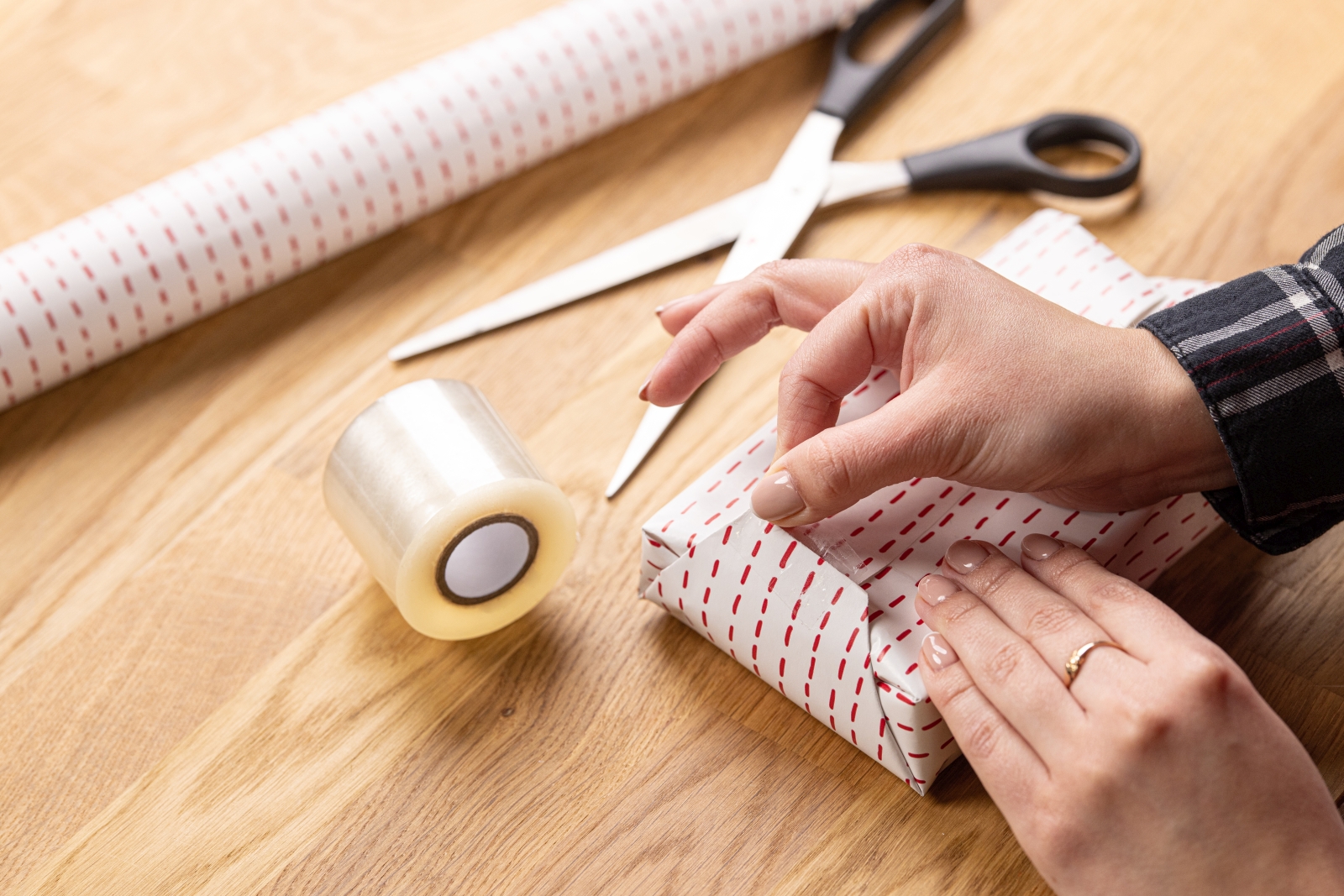 How to wrap a gift?  Blog - Pocket Tape » Pocket Tape